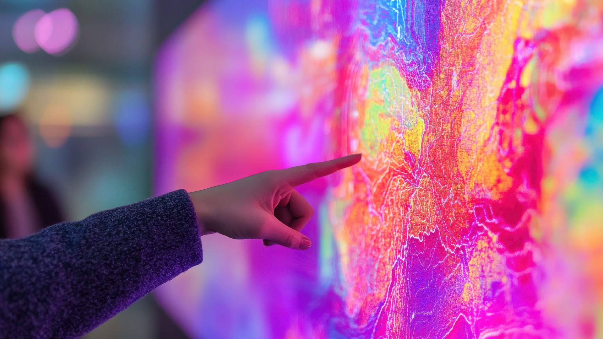 Dito che tocca uno schermo touch colorato - Intuiface